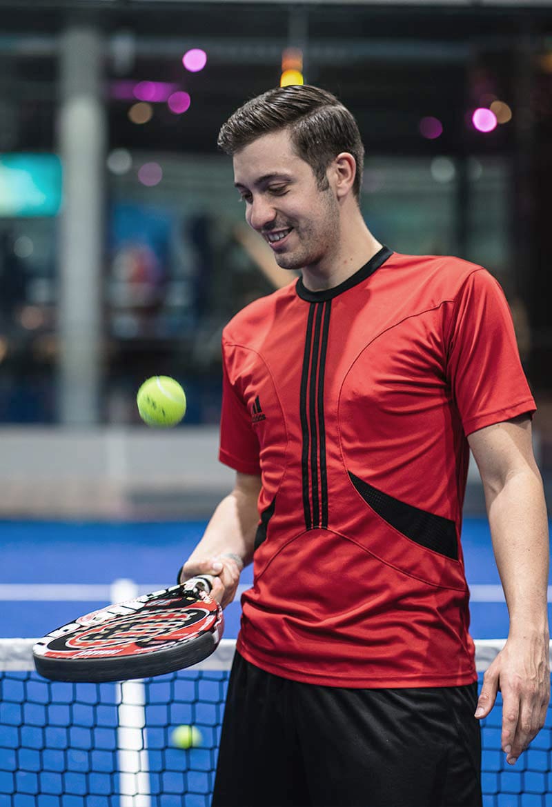 Chico jugando al pádel en Vigo